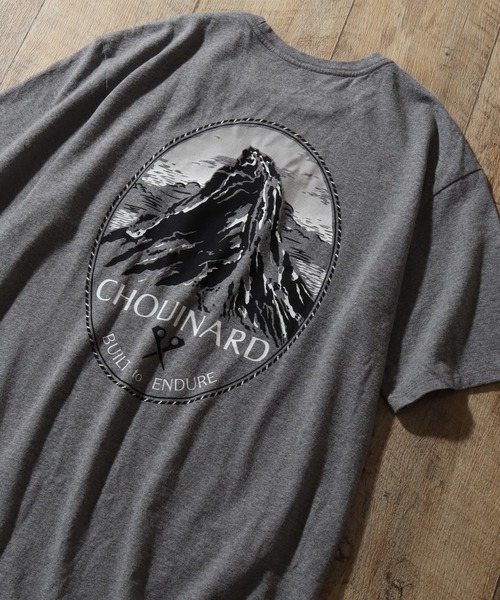 patagonia（パタゴニア）の「【Patagonia/パタゴニア】M's Chouinard Crest Pocket Responsibili-Tee/メンズ・シュイナード・クレスト・ポケット・レスポンシビリティー Tシャツ（Tシャツ/カットソー・メンズ・ホワイト系/ヘザーグレー/パープル/スミクロ・XL/L/M/S）」の4枚目の写真