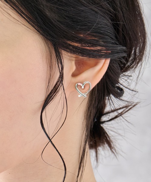 【AMY O】Dangling Heart ミニ ピアス 2色 AMY O】Dangling Heart ミニ ピアス 2色