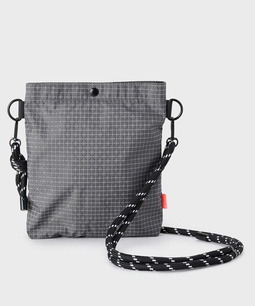 THE SHOP TK （ザ ショップ ティーケー ）の「ナイロンスクエアサコッシュ 【ユニセックス／軽量】（ショルダーバッグ・メンズ・ダークグレー/ベージュ/ブラック・00）」の2枚目の写真