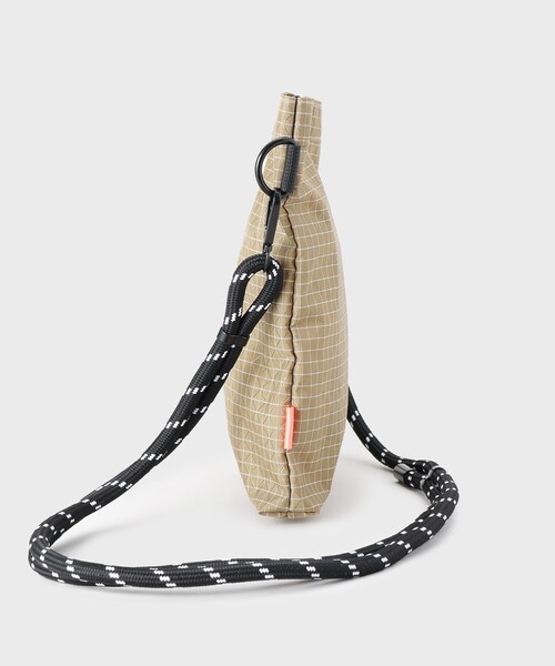 THE SHOP TK （ザ ショップ ティーケー ）の「ナイロンスクエアサコッシュ 【ユニセックス／軽量】（ショルダーバッグ・メンズ・ダークグレー/ベージュ/ブラック・00）」の19枚目の写真