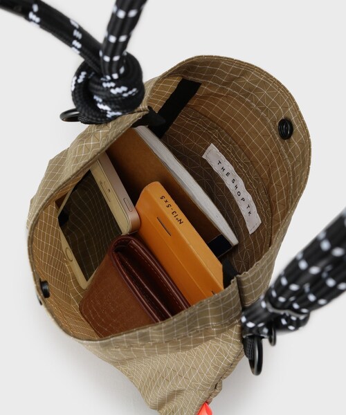 THE SHOP TK （ザ ショップ ティーケー ）の「ナイロンスクエアサコッシュ 【ユニセックス／軽量】（ショルダーバッグ・メンズ・ダークグレー/ベージュ/ブラック・00）」の13枚目の写真