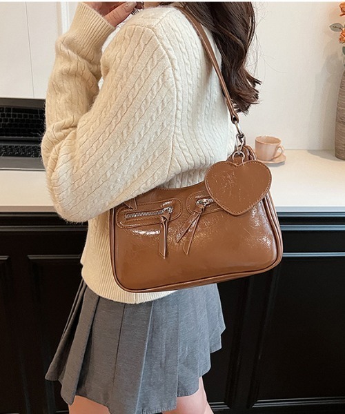 Mejoul（メジュール）の「【ハートチャーム付き】ダブルジップ２WAYレトロショルダーバッグ（ショルダーバッグ・レディース・レッド/ブラウン/ブラック/アイボリー/キャメル・F）」の4枚目の写真