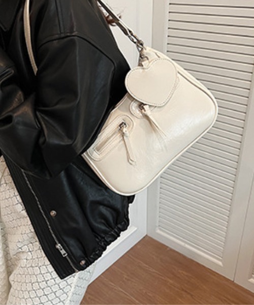 Mejoul（メジュール）の「【ハートチャーム付き】ダブルジップ２WAYレトロショルダーバッグ（ショルダーバッグ・レディース・レッド/ブラウン/ブラック/アイボリー/キャメル・F）」の2枚目の写真