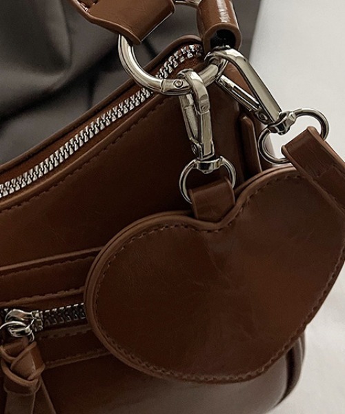 Mejoul（メジュール）の「【ハートチャーム付き】ダブルジップ２WAYレトロショルダーバッグ（ショルダーバッグ・レディース・レッド/ブラウン/ブラック/アイボリー/キャメル・F）」の18枚目の写真