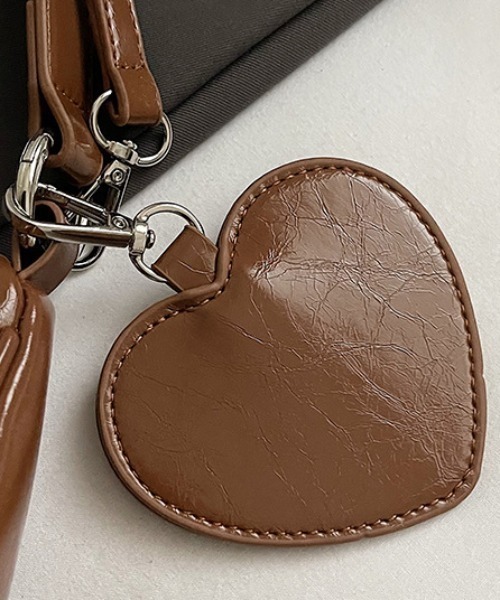 Mejoul（メジュール）の「【ハートチャーム付き】ダブルジップ２WAYレトロショルダーバッグ（ショルダーバッグ・レディース・レッド/ブラウン/ブラック/アイボリー/キャメル・F）」の20枚目の写真