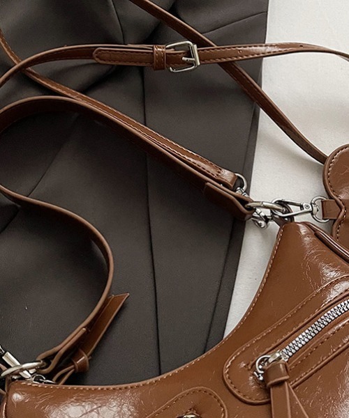 Mejoul（メジュール）の「【ハートチャーム付き】ダブルジップ２WAYレトロショルダーバッグ（ショルダーバッグ・レディース・レッド/ブラウン/ブラック/アイボリー/キャメル・F）」の12枚目の写真