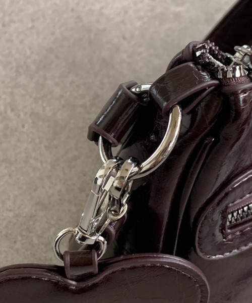 Mejoul（メジュール）の「【ハートチャーム付き】ダブルジップ２WAYレトロショルダーバッグ（ショルダーバッグ・レディース・レッド/ブラウン/ブラック/アイボリー/キャメル・F）」の17枚目の写真