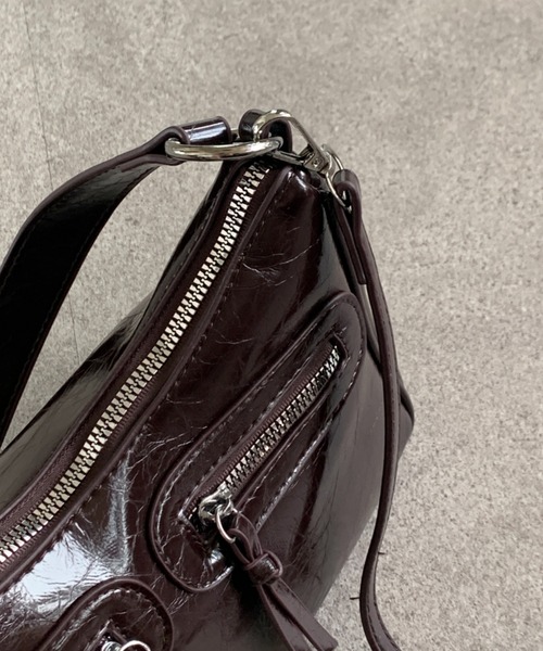 Mejoul（メジュール）の「【ハートチャーム付き】ダブルジップ２WAYレトロショルダーバッグ（ショルダーバッグ・レディース・レッド/ブラウン/ブラック/アイボリー/キャメル・F）」の7枚目の写真