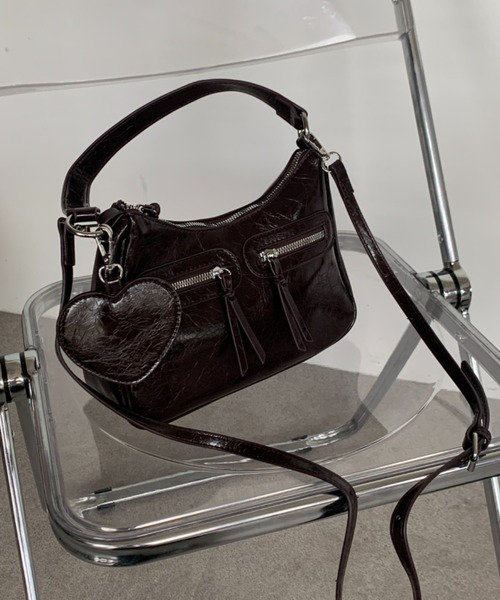 Mejoul（メジュール）の「【ハートチャーム付き】ダブルジップ２WAYレトロショルダーバッグ（ショルダーバッグ・レディース・レッド/ブラウン/ブラック/アイボリー/キャメル・F）」の13枚目の写真