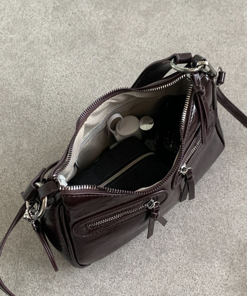 Mejoul（メジュール）の「【ハートチャーム付き】ダブルジップ２WAYレトロショルダーバッグ（ショルダーバッグ・レディース・レッド/ブラウン/ブラック/アイボリー/キャメル・F）」の8枚目の写真