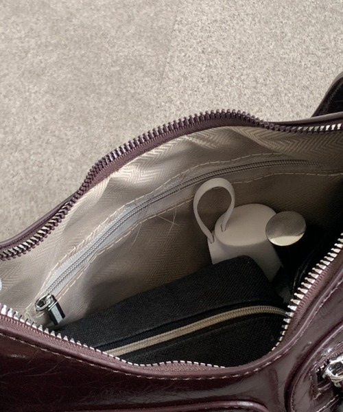 Mejoul（メジュール）の「【ハートチャーム付き】ダブルジップ２WAYレトロショルダーバッグ（ショルダーバッグ・レディース・レッド/ブラウン/ブラック/アイボリー/キャメル・F）」の9枚目の写真