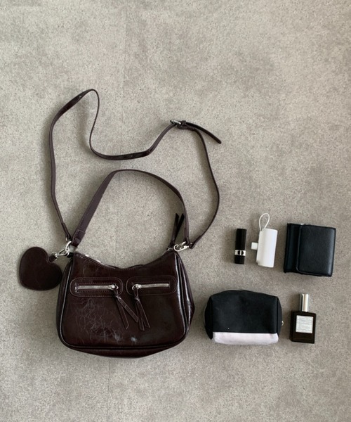 Mejoul（メジュール）の「【ハートチャーム付き】ダブルジップ２WAYレトロショルダーバッグ（ショルダーバッグ・レディース・レッド/ブラウン/ブラック/アイボリー/キャメル・F）」の11枚目の写真