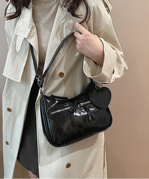 Mejoul（メジュール）の「【ハートチャーム付き】ダブルジップ２WAYレトロショルダーバッグ（ショルダーバッグ・レディース・レッド/ブラウン/ブラック/アイボリー/キャメル・F）」の6枚目の写真