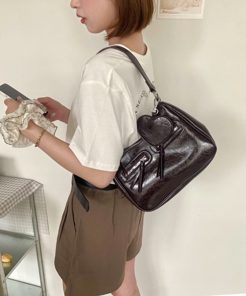 Mejoul(メジュール)の「【ハートチャーム付き】ダブルジップ2WAYレトロショルダーバッグ(ショルダーバッグ・レディース・レッド/ブラウン/ブラック/アイボリー/キャメル・F)」の7枚目の写真