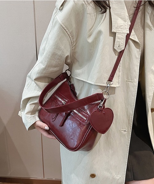 Mejoul(メジュール)の「【ハートチャーム付き】ダブルジップ2WAYレトロショルダーバッグ(ショルダーバッグ・レディース・レッド/ブラウン/ブラック/アイボリー/キャメル・F)」の8枚目の写真