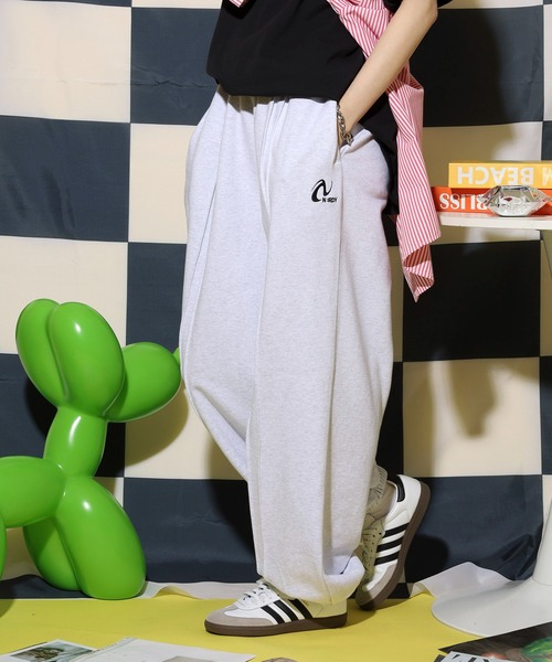 NERDY(ノルディ)の「パイピングジョガーパンツ(スウェットパンツ・レディース・グレー/ホワイト/ブルー/ブラック・M/L/S)」の2枚目の写真