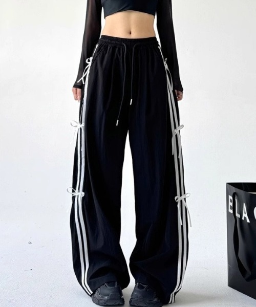 lilful(リルフル)の「ダブルラインリボンモチーフナイロンイージーパンツ(その他パンツ・レディース・ブラック・S/M)」の1枚目の写真
