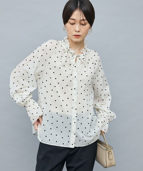 NOLLEY’S Sophi（ノーリーズソフィ）の「ドットフロッキーフリルネックブラウス（シャツ/ブラウス・レディース・ブラック系その他/ホワイト系その他2・38）」の6枚目の写真