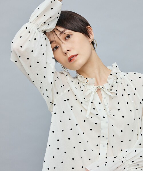 NOLLEY’S Sophi（ノーリーズソフィ）の「ドットフロッキーフリルネックブラウス（シャツ/ブラウス・レディース・ブラック系その他/ホワイト系その他2・38）」の9枚目の写真