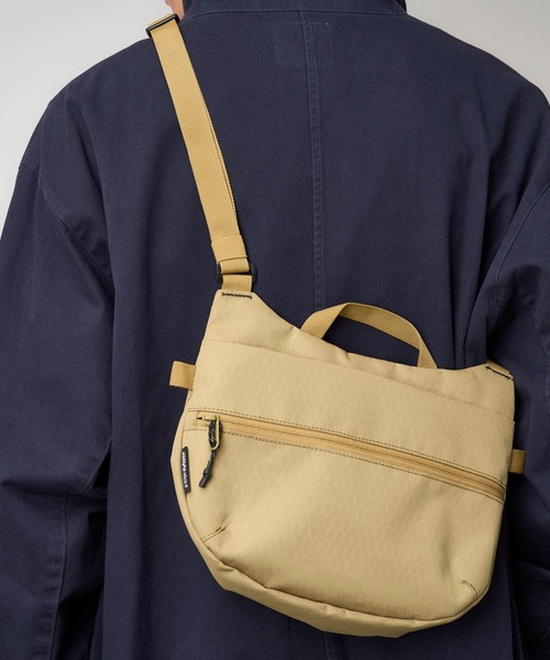 Gramicci（グラミチ）の「FIELD SACOCHE｜フィールドサコッシュ（ショルダーバッグ・メンズ・ブラック/ブロンズ/レッド/ダークブルー・FREE）」の4枚目の写真