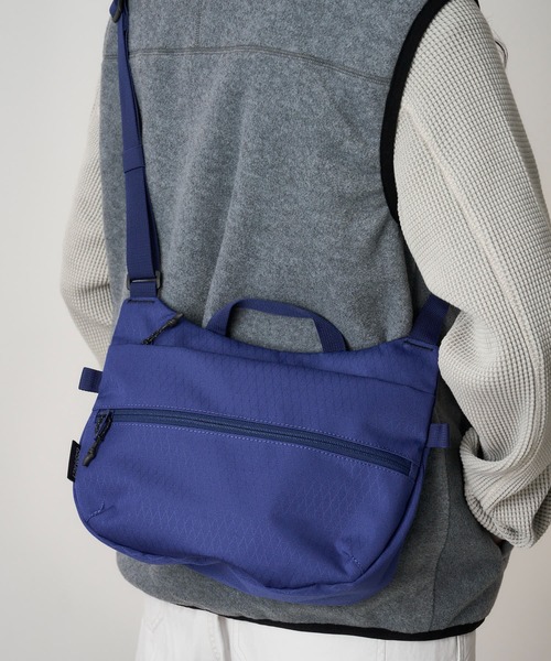 Gramicci（グラミチ）の「FIELD SACOCHE｜フィールドサコッシュ（ショルダーバッグ・メンズ・ブラック/ブロンズ/レッド/ダークブルー・FREE）」の3枚目の写真