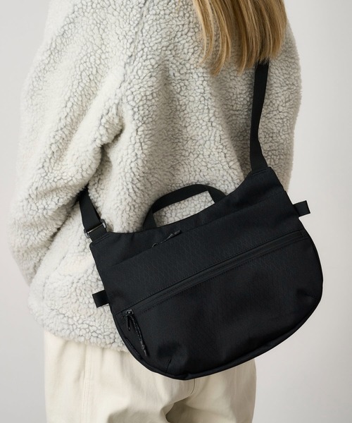 Gramicci（グラミチ）の「FIELD SACOCHE｜フィールドサコッシュ（ショルダーバッグ・メンズ・ブラック/ブロンズ/レッド/ダークブルー・FREE）」の2枚目の写真