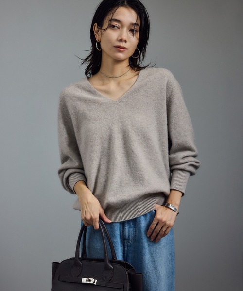 SALON adam et rope'(サロン アダム エ ロペ)の「カシミヤVネックプルオーバー(ニット/セーター・レディース・チャコールグレー/イエロー系その他/ベージュ系その他・FREE)」の3枚目の写真