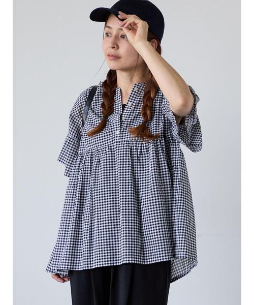Lugnoncure（ルノンキュール）の「無地/柄アソート前後2WAYフリルブラウス（シャツ/ブラウス・レディース・チャコールグレー/オフホワイト/ホワイト/ネイビー/ブラック・F）」の2枚目の写真