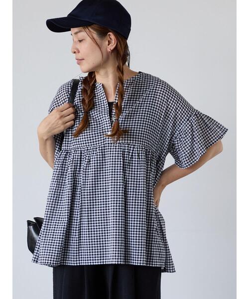 Lugnoncure（ルノンキュール）の「無地/柄アソート前後2WAYフリルブラウス（シャツ/ブラウス・レディース・チャコールグレー/オフホワイト/ホワイト/ネイビー/ブラック・F）」の8枚目の写真