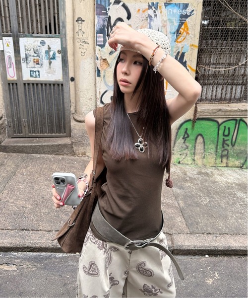 ELOOPS(イーループス)の「【ELOOPS】ハイストレッチ バックカッティング ノースリーブカットソー(Tシャツ/カットソー・レディース・ホワイト/ブラウン・FREE)」の2枚目の写真