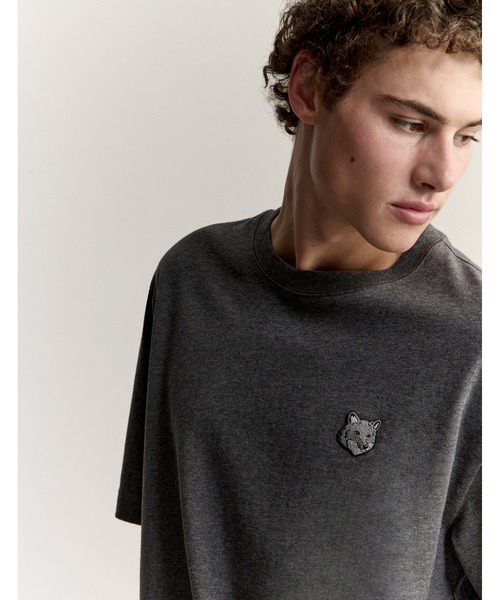 Maison Kitsune(メゾンキツネ)の「FOX HEAD OVERSIZE TEE-SHIRT(Tシャツ/カットソー・メンズ・ダークグレー/ネイビー/ホワイト/ブラック/ブラウン系その他/チャコール/ライトグリーン系/ベビーピンク/ピンク・XS/L/M/XL/S)」の21枚目の写真