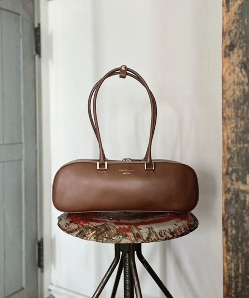 CHRISTIAN VILLA(クリスチャンヴィラ)の「【CHRISTIAN VILLA】レザーワイドミディアムショルダーバッグ(Q56365)(ショルダーバッグ・レディース・ブラウン/ブラック・ALL)」の1枚目の写真