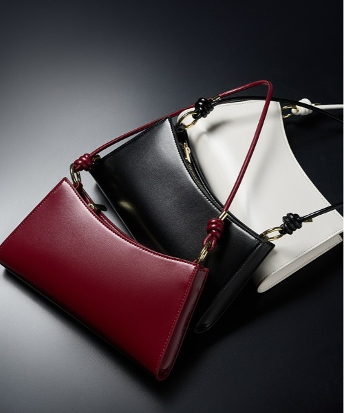 NiiNa(ニーナ)の「【 NiiNa / ニーナ 】高品質牛革スリムレザーショルダーバッグ(ショルダーバッグ・レディース・ブラック/ホワイト/レッド・FREE)」の4枚目の写真