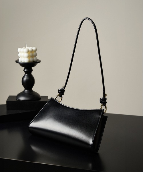 NiiNa(ニーナ)の「【 NiiNa / ニーナ 】高品質牛革スリムレザーショルダーバッグ(ショルダーバッグ・レディース・ブラック/ホワイト/レッド・FREE)」の8枚目の写真