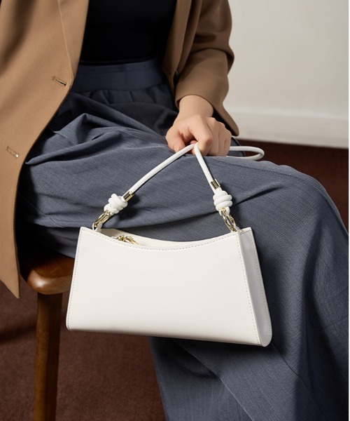 NiiNa(ニーナ)の「【 NiiNa / ニーナ 】高品質牛革スリムレザーショルダーバッグ(ショルダーバッグ・レディース・ブラック/ホワイト/レッド・FREE)」の9枚目の写真