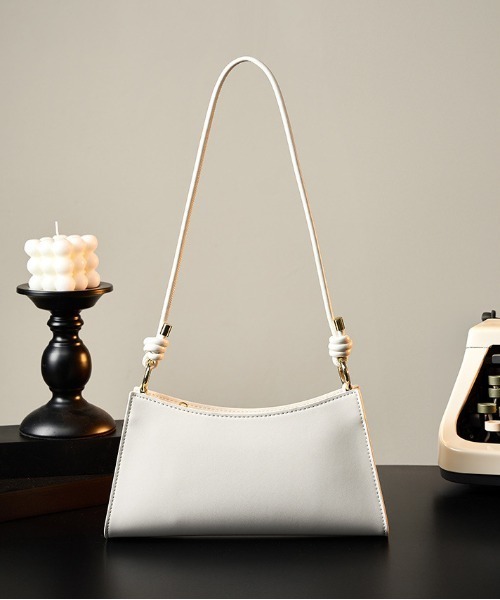 NiiNa(ニーナ)の「【 NiiNa / ニーナ 】高品質牛革スリムレザーショルダーバッグ(ショルダーバッグ・レディース・ブラック/ホワイト/レッド・FREE)」の10枚目の写真