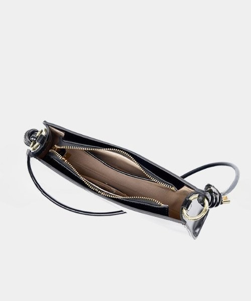 NiiNa(ニーナ)の「【 NiiNa / ニーナ 】高品質牛革スリムレザーショルダーバッグ(ショルダーバッグ・レディース・ブラック/ホワイト/レッド・FREE)」の11枚目の写真