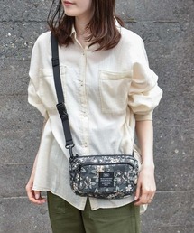 KiU（キウ）の「KiUフロントポケットミニショルダー（ショルダーバッグ）」