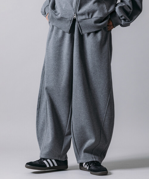 FREAK'S STORE（フリークスストア）の「限定展開 ワイドシルエット ボンディング バレルレッグ スウェットパンツ（スウェットパンツ・メンズ・ブラック/チャコールグレー/グレー・SMALL/MEDIUM/LARGE）」の3枚目の写真