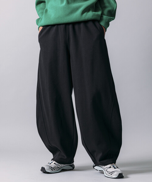 FREAK'S STORE（フリークスストア）の「限定展開 ワイドシルエット ボンディング バレルレッグ スウェットパンツ（スウェットパンツ・メンズ・ブラック/チャコールグレー/グレー・SMALL/MEDIUM/LARGE）」の2枚目の写真