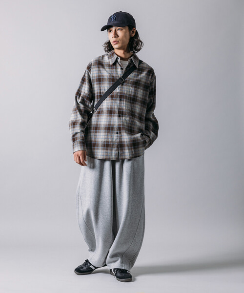 FREAK'S STORE（フリークスストア）の「限定展開 ワイドシルエット ボンディング バレルレッグ スウェットパンツ（スウェットパンツ・メンズ・ブラック/チャコールグレー/グレー・SMALL/MEDIUM/LARGE）」の15枚目の写真