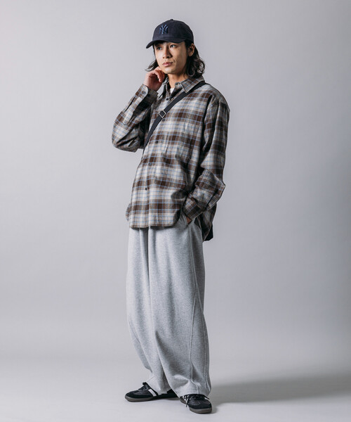 FREAK'S STORE（フリークスストア）の「限定展開 ワイドシルエット ボンディング バレルレッグ スウェットパンツ（スウェットパンツ・メンズ・ブラック/チャコールグレー/グレー・SMALL/MEDIUM/LARGE）」の16枚目の写真