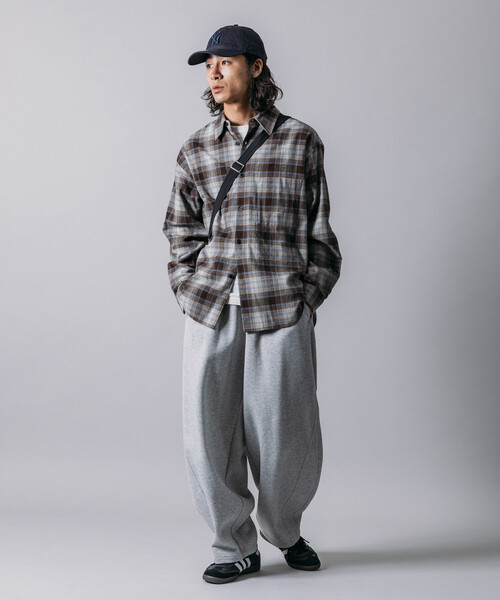 FREAK'S STORE（フリークスストア）の「限定展開 ワイドシルエット ボンディング バレルレッグ スウェットパンツ（スウェットパンツ・メンズ・ブラック/チャコールグレー/グレー・SMALL/MEDIUM/LARGE）」の17枚目の写真