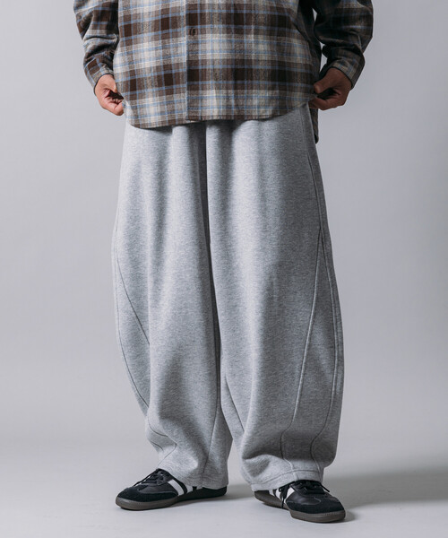 FREAK'S STORE（フリークスストア）の「限定展開 ワイドシルエット ボンディング バレルレッグ スウェットパンツ（スウェットパンツ・メンズ・ブラック/チャコールグレー/グレー・SMALL/MEDIUM/LARGE）」の19枚目の写真