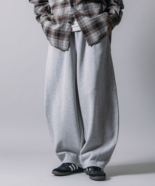 FREAK'S STORE（フリークスストア）の「限定展開 ワイドシルエット ボンディング バレルレッグ スウェットパンツ（スウェットパンツ・メンズ・ブラック/チャコールグレー/グレー・SMALL/MEDIUM/LARGE）」の20枚目の写真