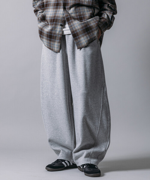FREAK'S STORE（フリークスストア）の「限定展開 ワイドシルエット ボンディング バレルレッグ スウェットパンツ（スウェットパンツ・メンズ・ブラック/チャコールグレー/グレー・SMALL/MEDIUM/LARGE）」の21枚目の写真