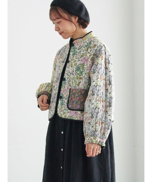 TSUHARU by Samansa Mos2（ツハルバイサマンサモスモス）の「【LIBERTY】パッチワークキルトジャケット（ノーカラージャケット・レディース・キナリ/レッド・F）」の3枚目の写真