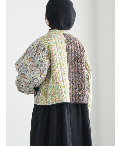 TSUHARU by Samansa Mos2（ツハルバイサマンサモスモス）の「【LIBERTY】パッチワークキルトジャケット（ノーカラージャケット・レディース・キナリ/レッド・F）」の4枚目の写真