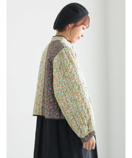 TSUHARU by Samansa Mos2（ツハルバイサマンサモスモス）の「【LIBERTY】パッチワークキルトジャケット（ノーカラージャケット・レディース・キナリ/レッド・F）」の5枚目の写真