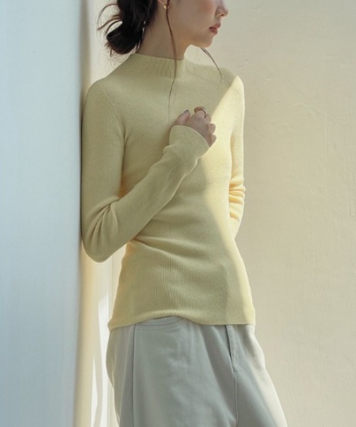 MAISON DE THERESE（メゾン ド テレーズ）の「【12色展開】スタンドカラー ロングスリーブニット（ニット/セーター・レディース・ブラック/アイボリー/グレー/ベージュ/ホワイト/ブラウン/ライトイエロー/パープル/ピンク/レッド/グリーン/ブルー・S/M/L）」の10枚目の写真